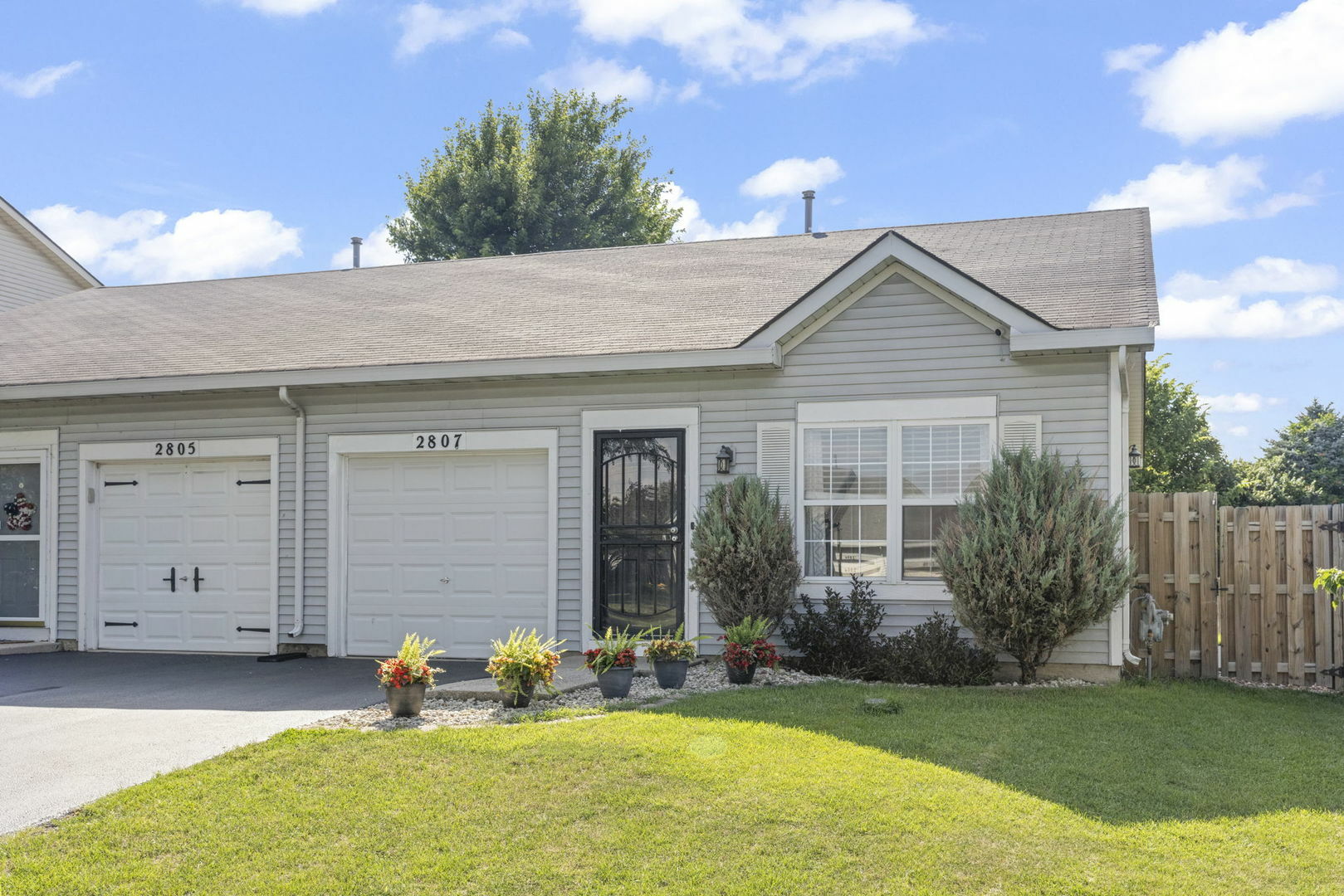 Property Photo:  2807 Sun Valley Drive  IL 60586 