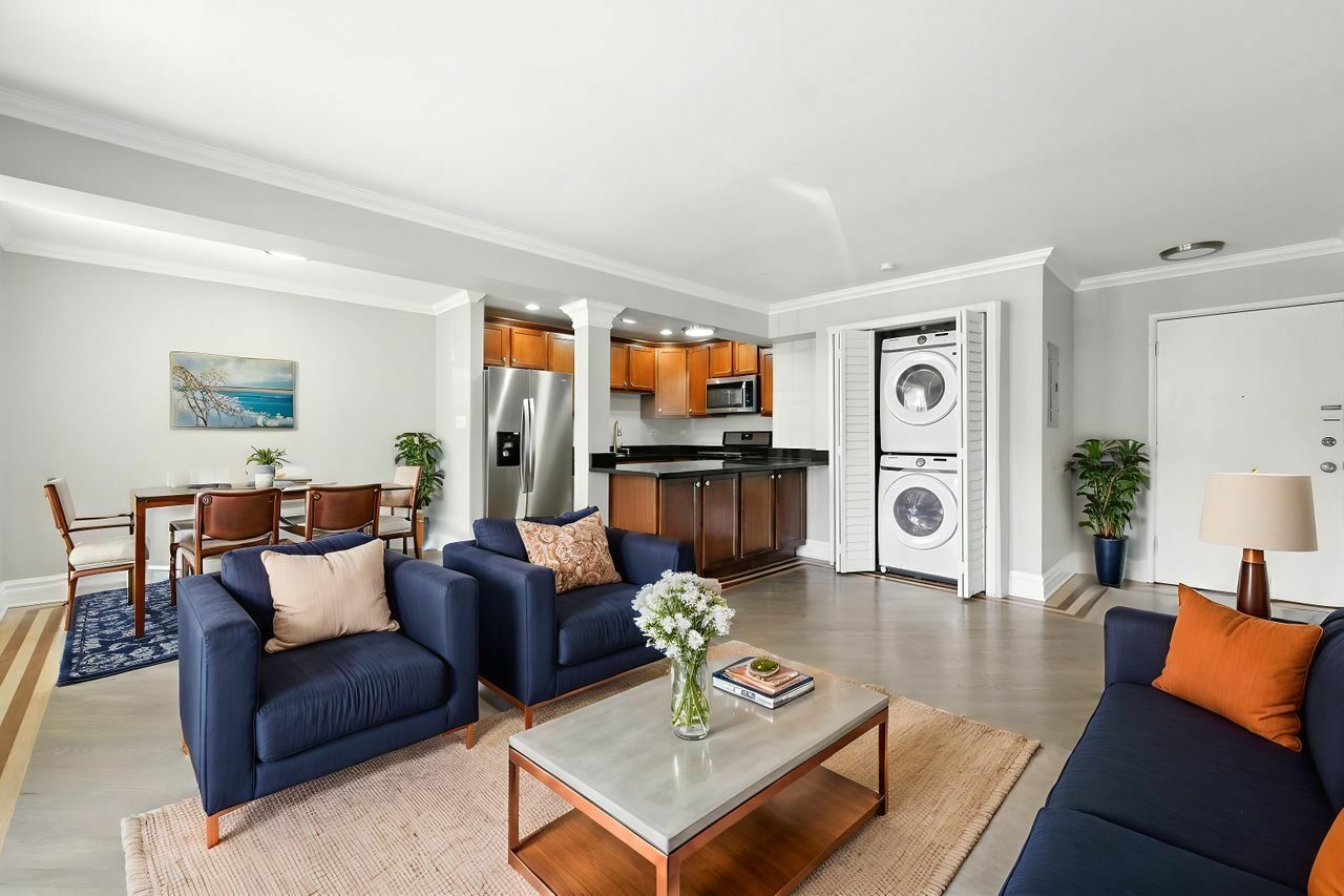 Property Photo: 2501 W Touhy Avenue 105 IL 60645