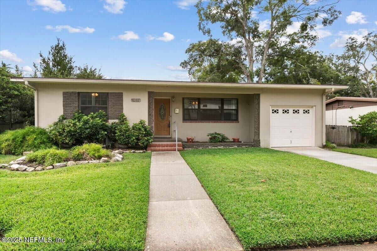 Property Photo: 4356 Demedici Avenue FL 32210