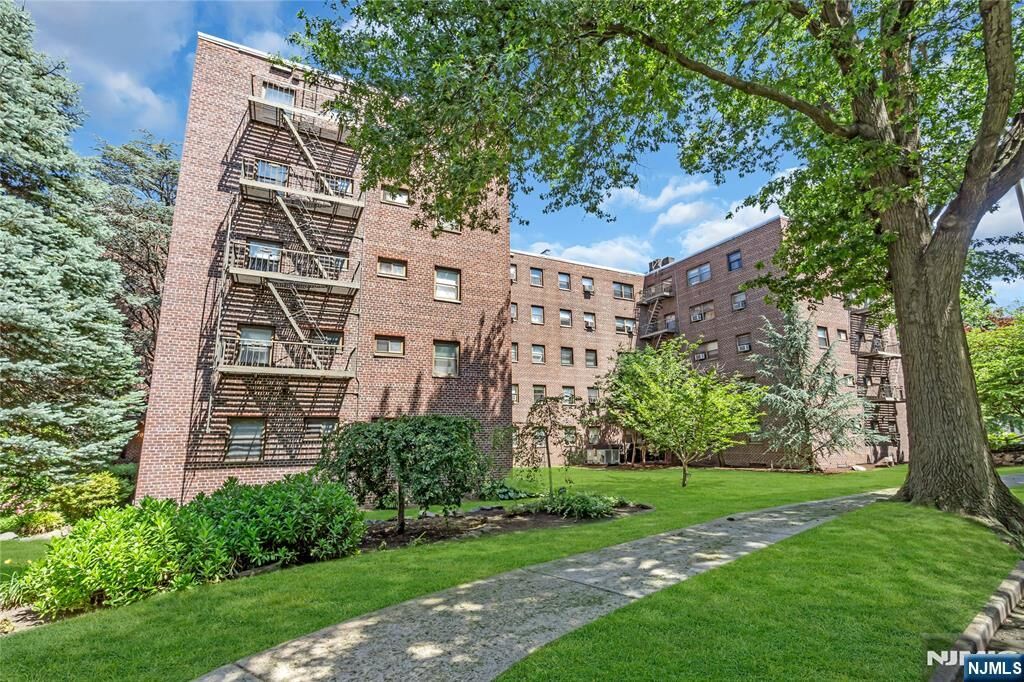 Property Photo:  3081 Edwin Avenue 5J  NJ 07024 