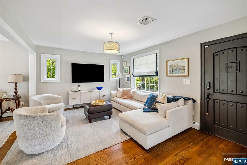 Property Photo:  562 Barnett Place  NJ 07450 