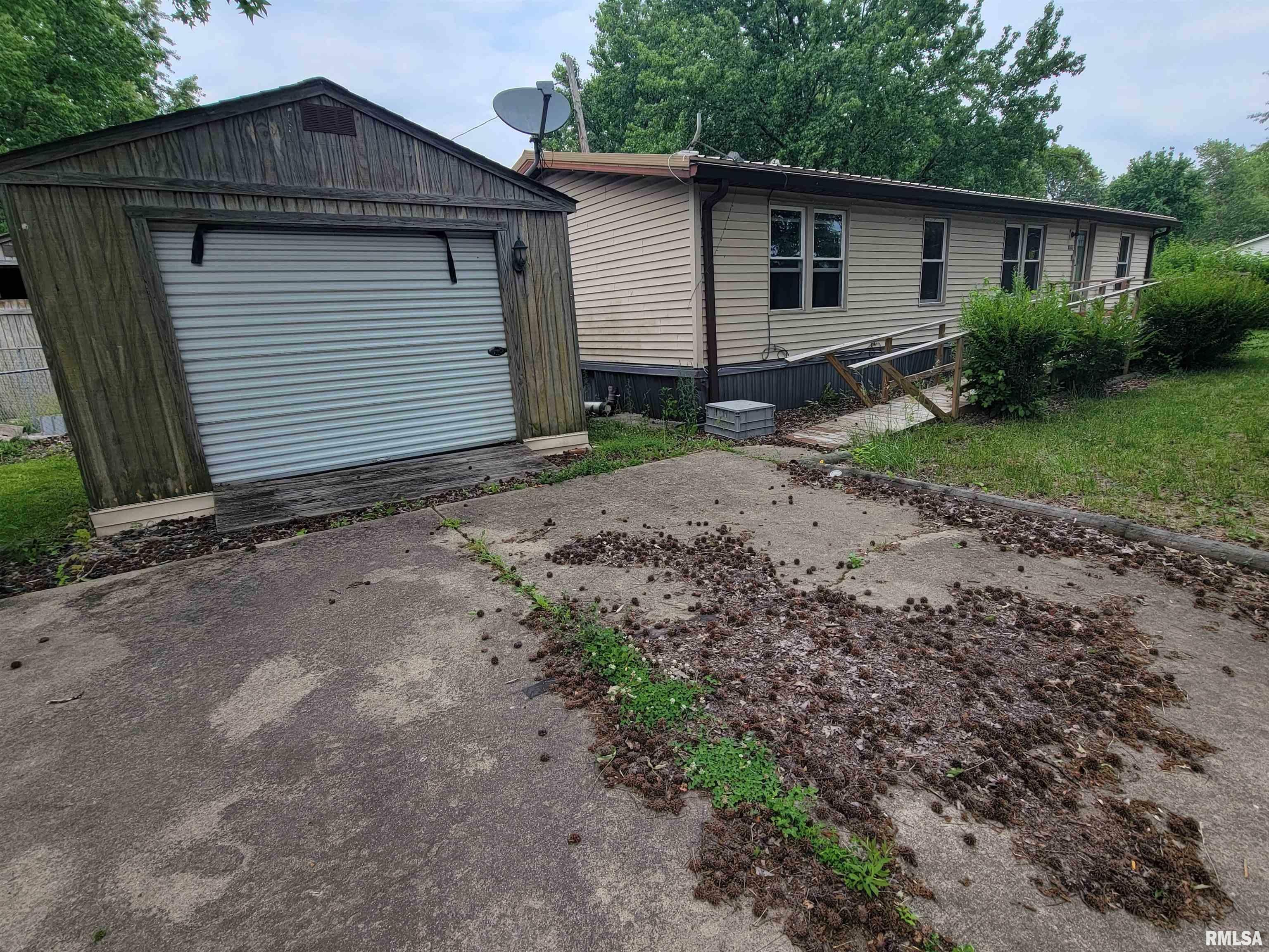 Property Photo: 1060 W 5th Street IL 62839