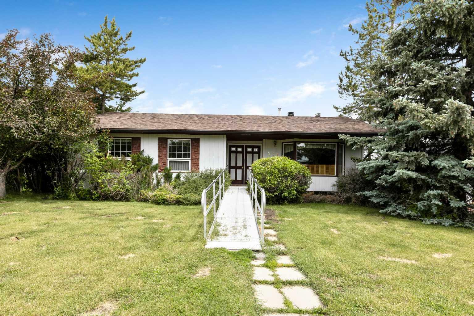 Property Photo: 218 Royal Avenue AB T0L 2A0