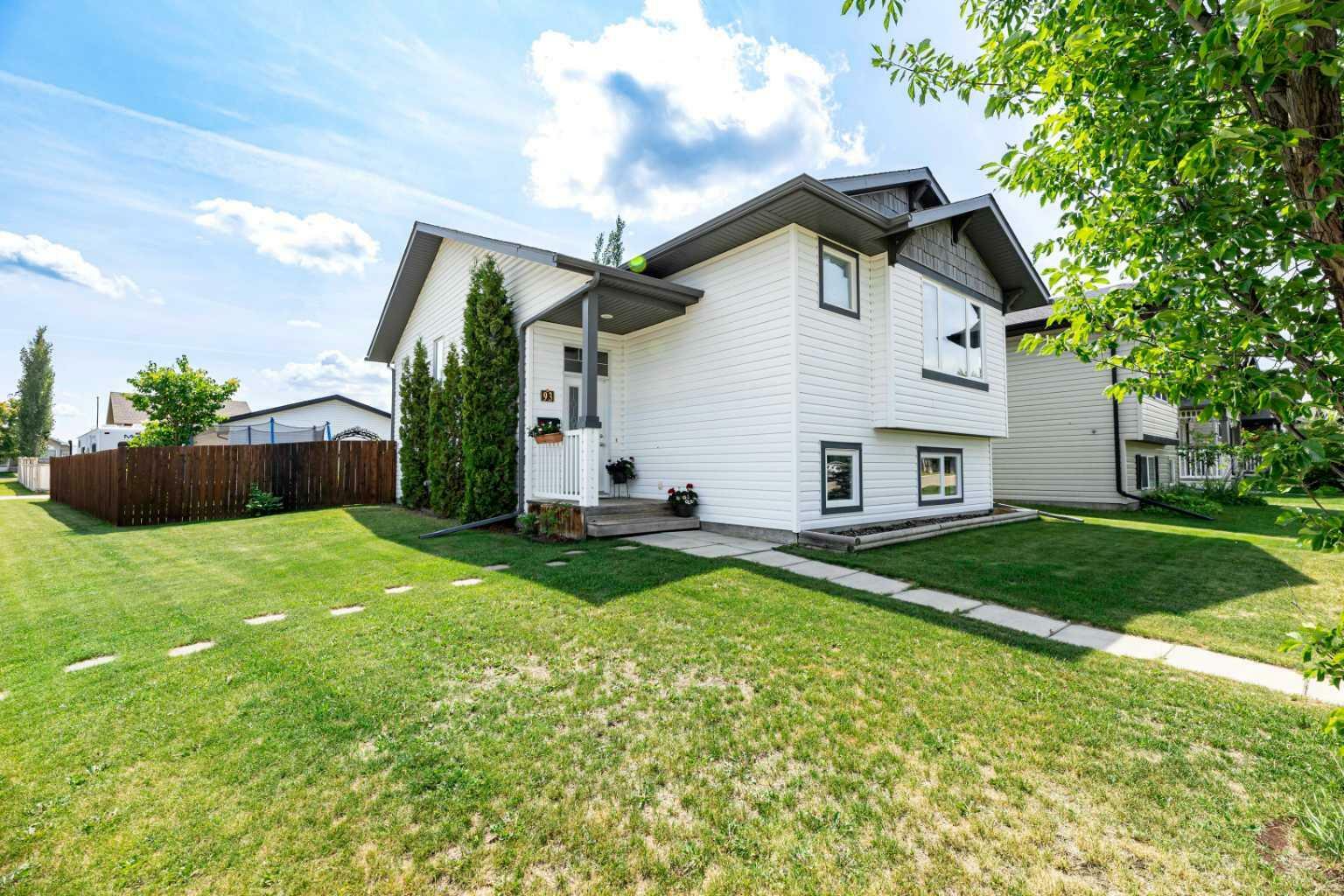 Property Photo: 93 Woodland Drive AB T4L 2L5