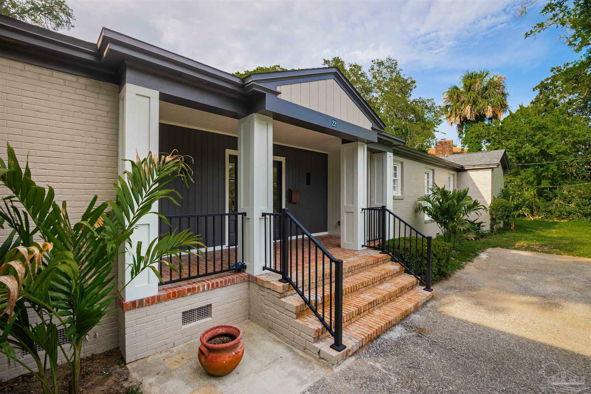 Property Photo: 22 Lakeside Dr FL 32507