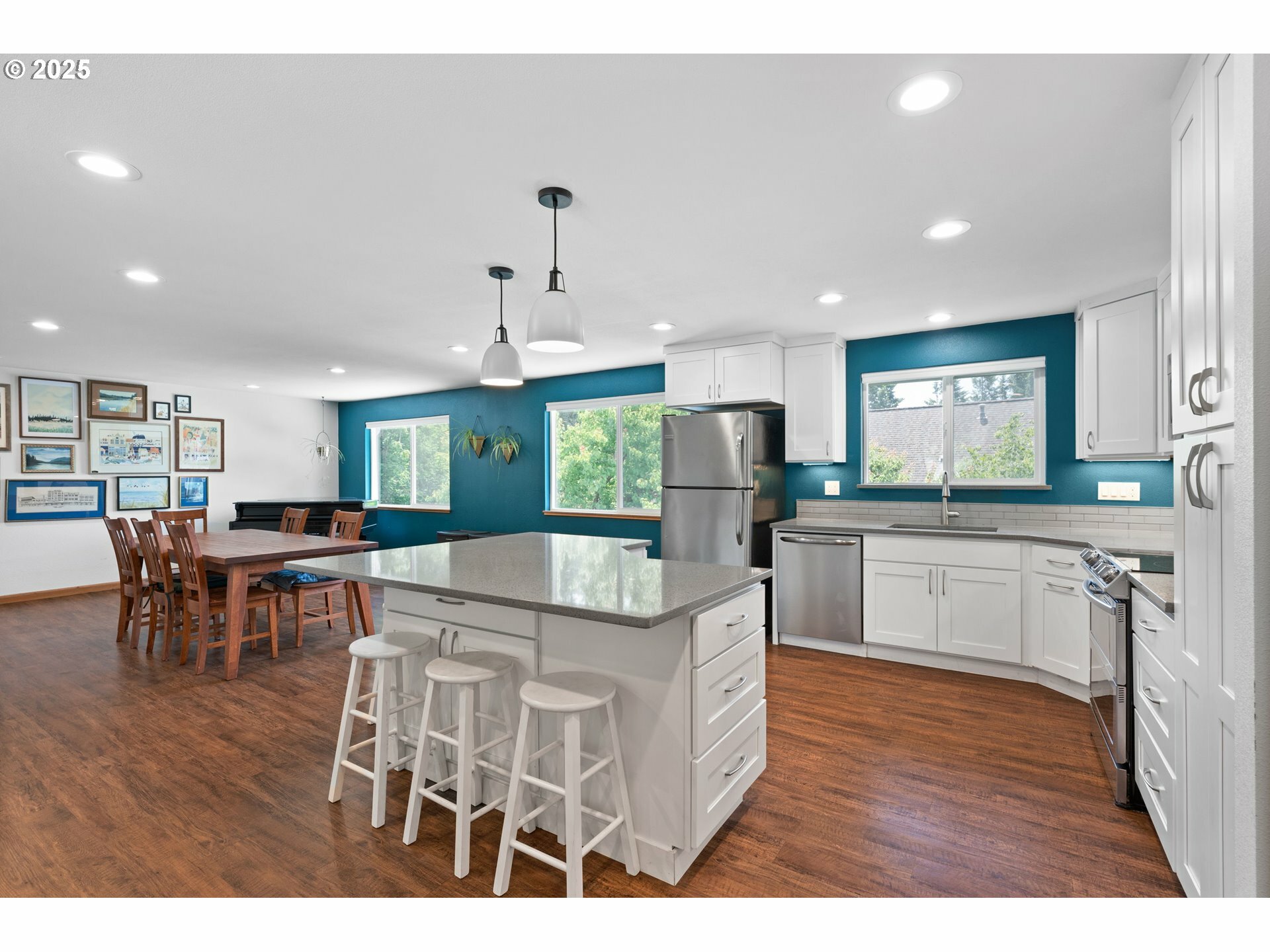 Property Photo:  1482 SW 5th Pl  OR 97080 