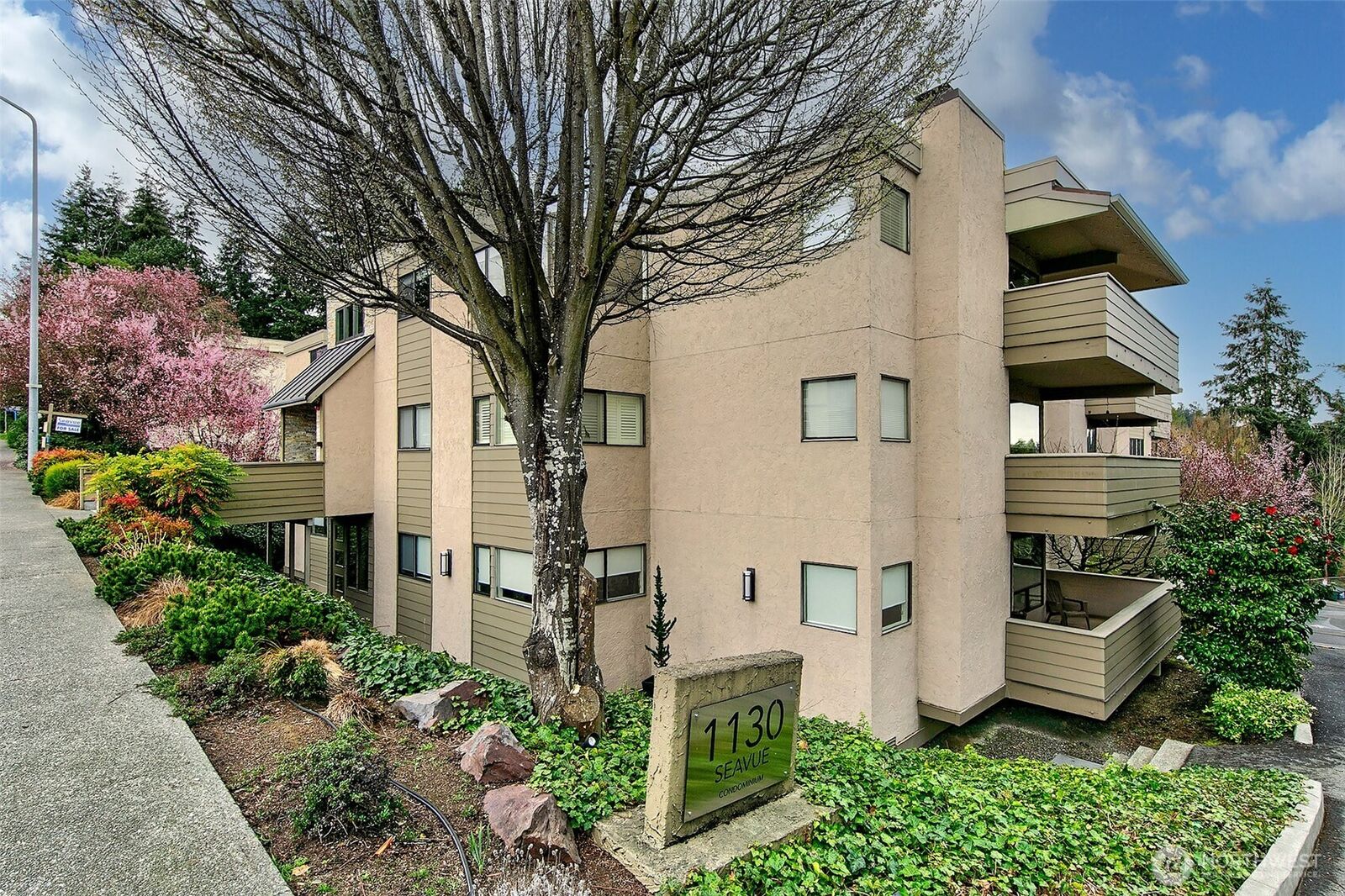 Property Photo: 1130 5th Avenue S 103 WA 98020