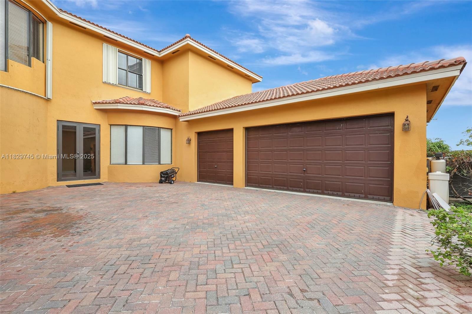 Property Photo: 19454 SW 17th Ct 19454 FL 33029