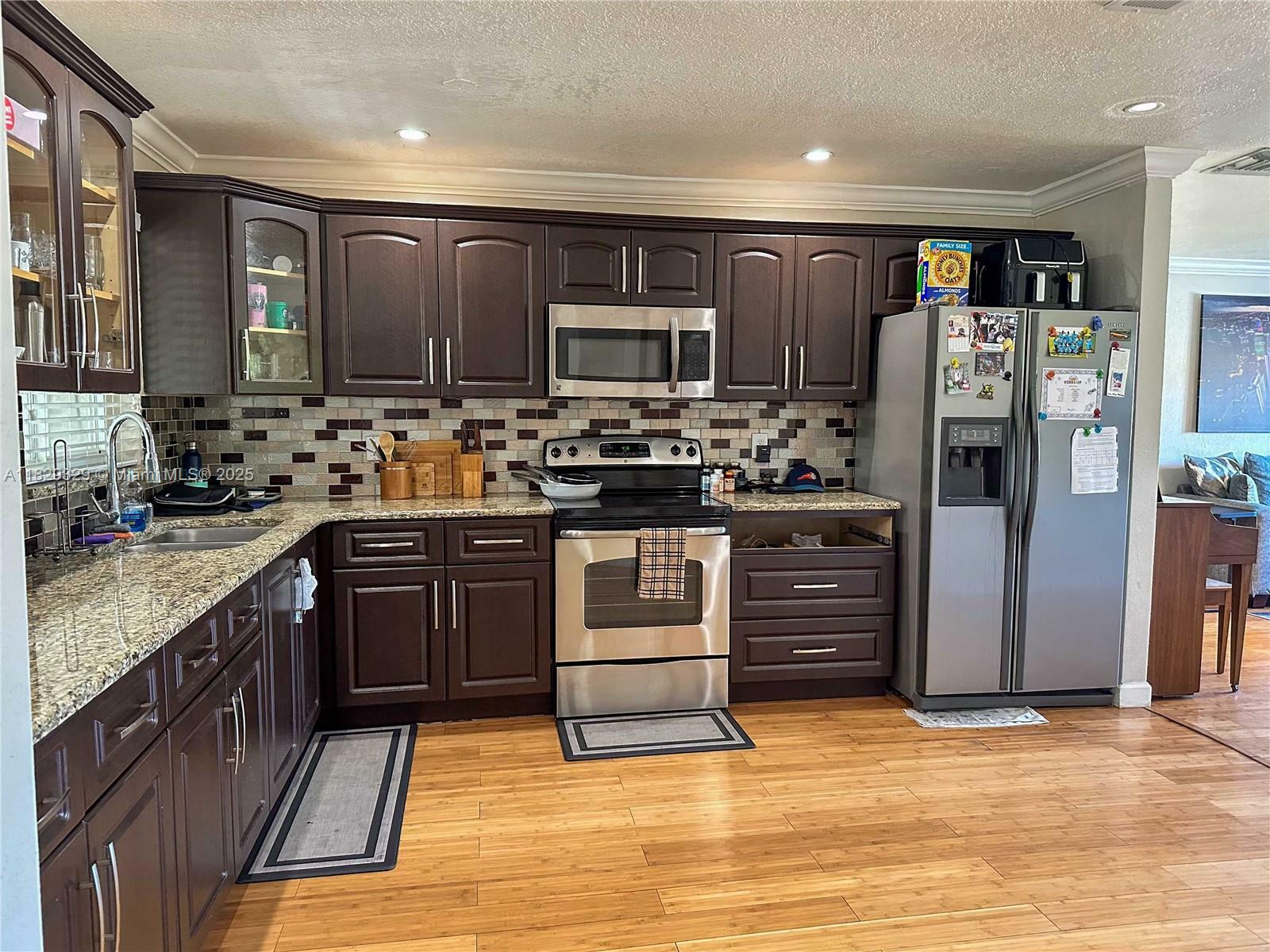 Property Photo: 2000 SW 98th Ter FL 33025