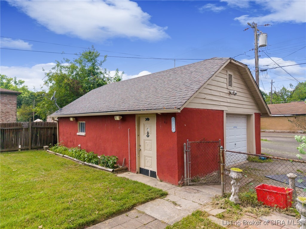 Property Photo: 211 Sherwood Court IN 47129