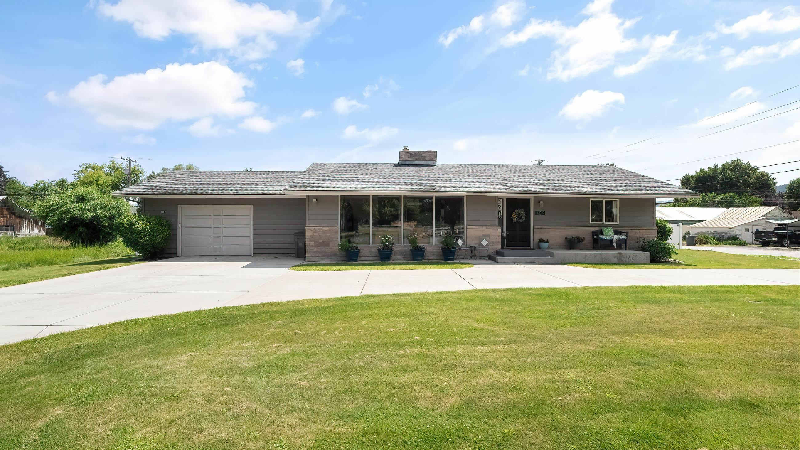 Property Photo:  709 W Clay Ave  WA 99109 