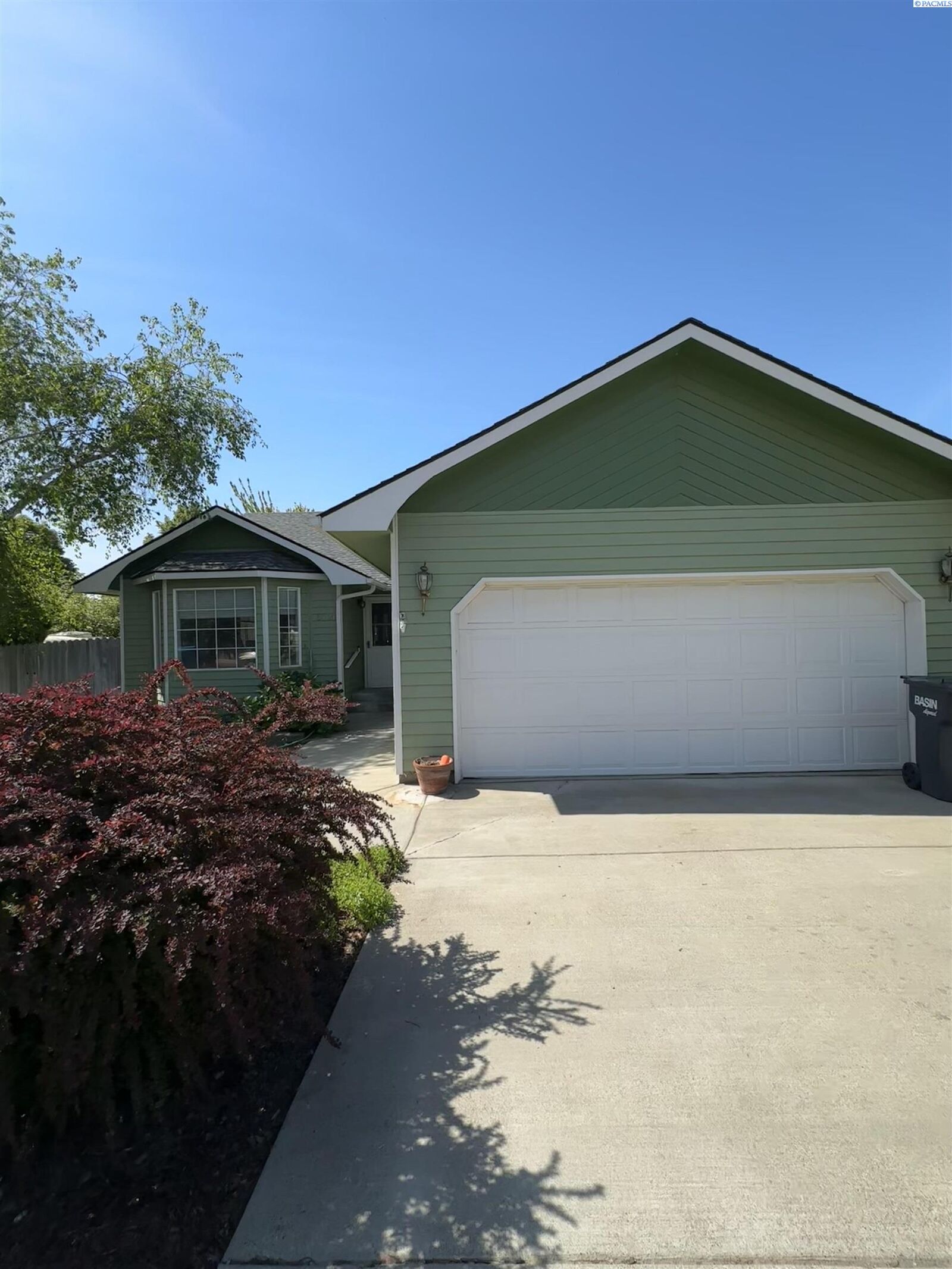 Property Photo:  5121 Blue Jay Ln  WA 99353 