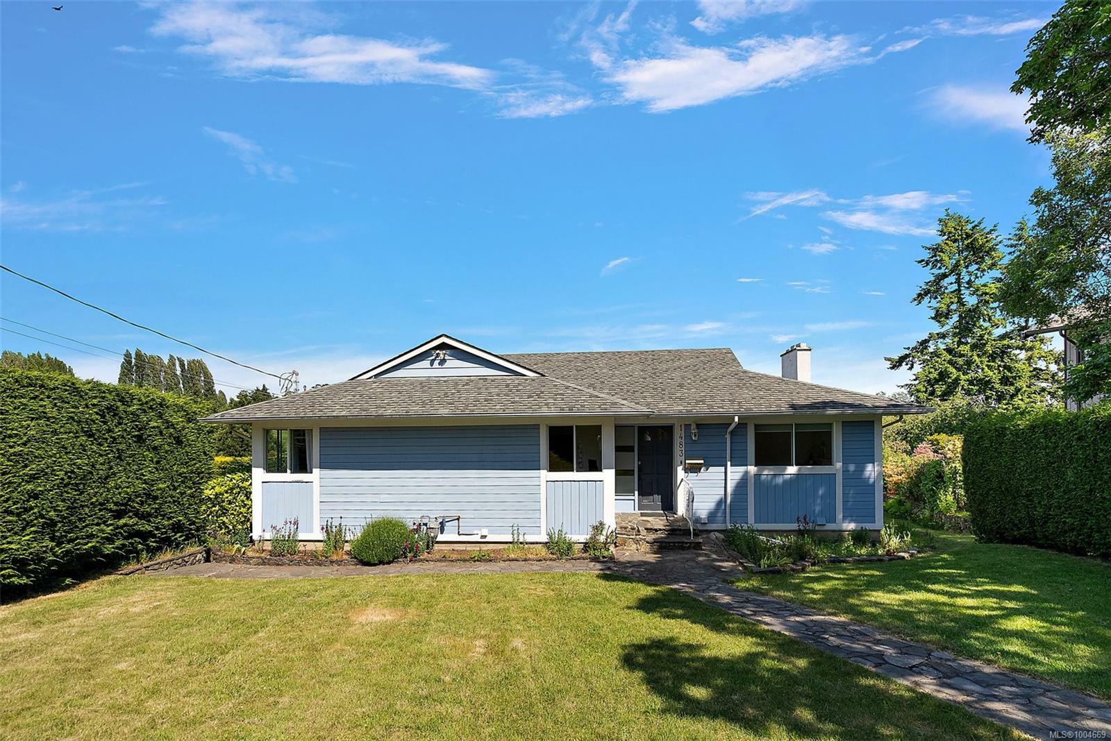 Photo de la propriété: 1483 Tolmie Pl BC V8P 5J3