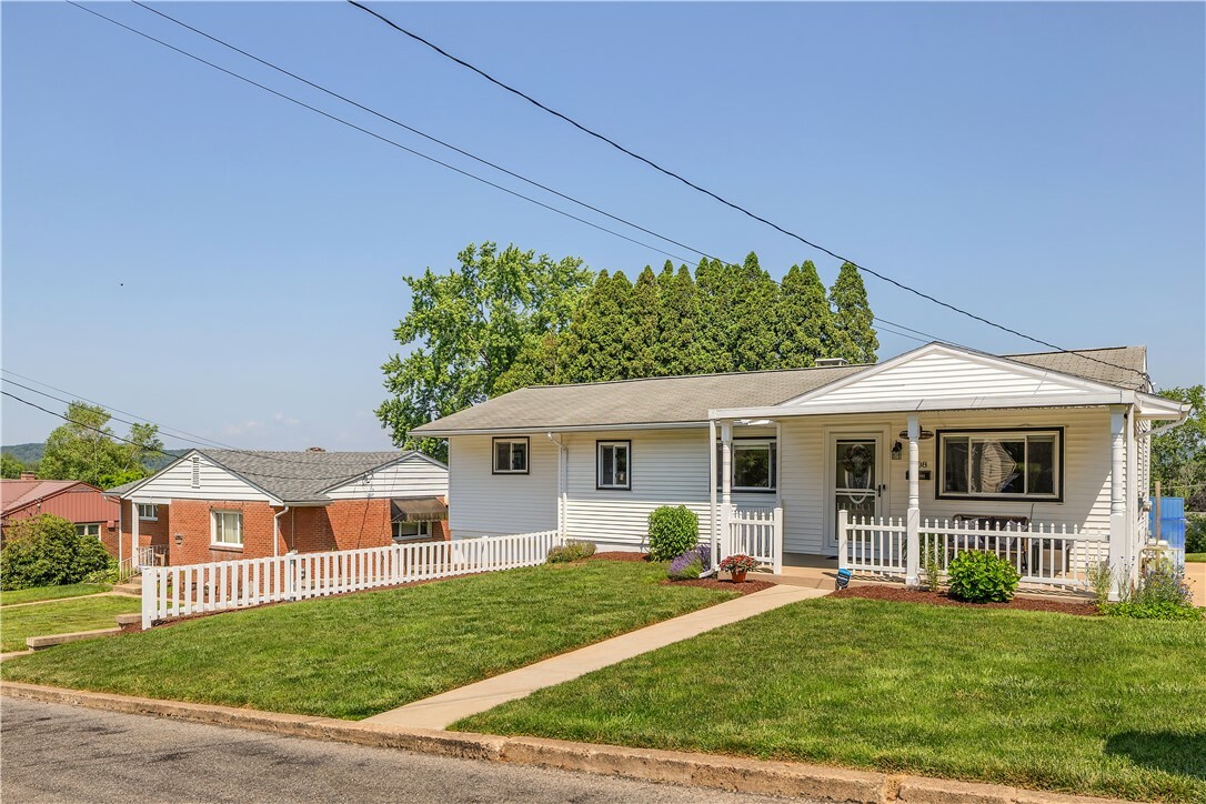 Property Photo: 208 Fairlawn Blvd PA 16063