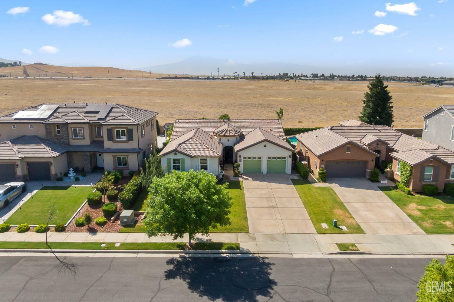Property Photo:  10705 Topiary Drive  CA 93306 