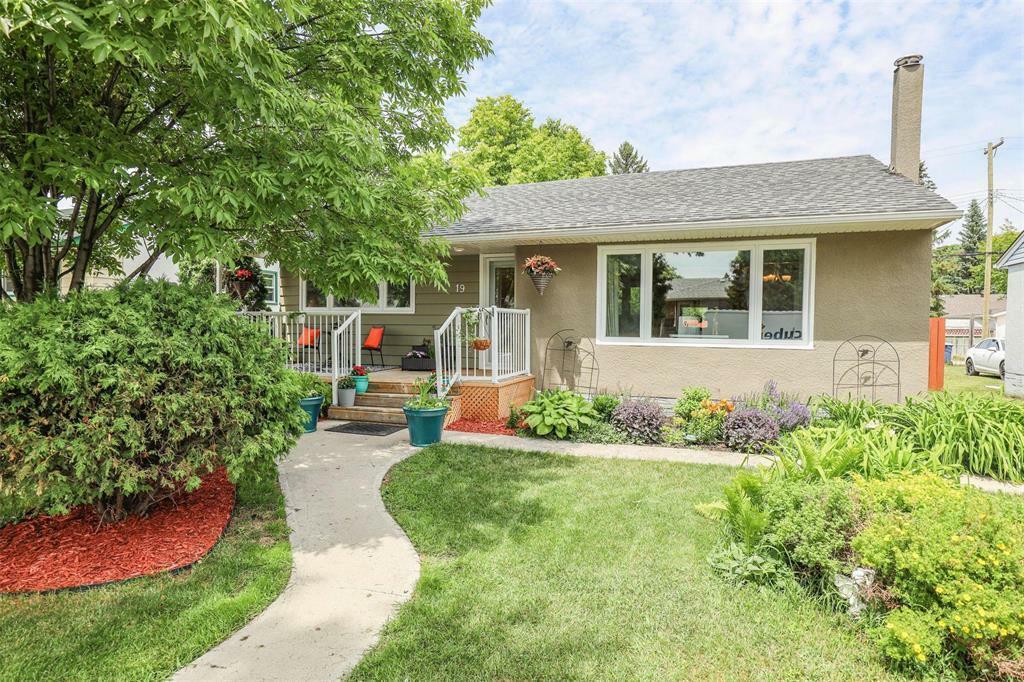 Property Photo: 19 Bronstone Boulevard MB R2M 1W4