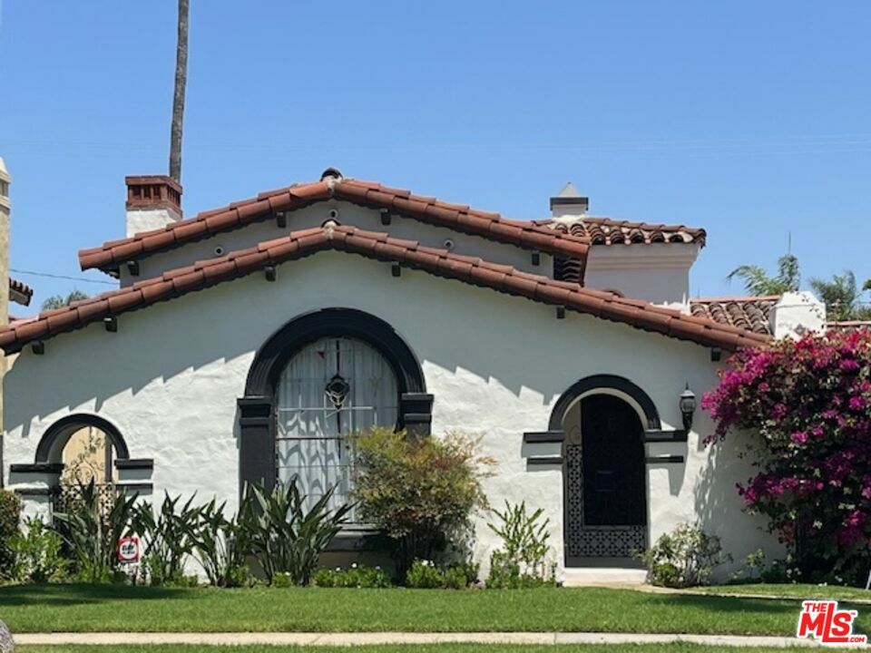 Property Photo: 168 N Doheny Dr CA 90211