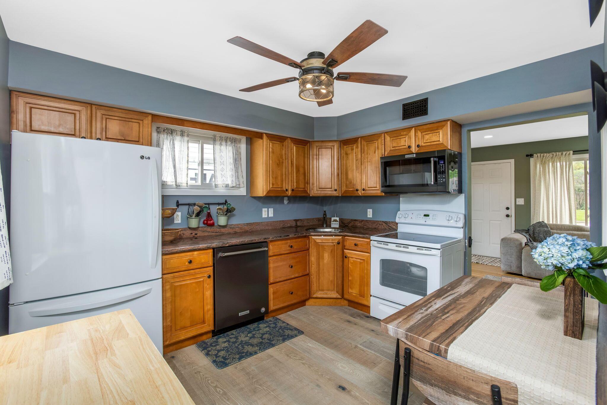 Property Photo: 2232 Edgevale Road OH 43221