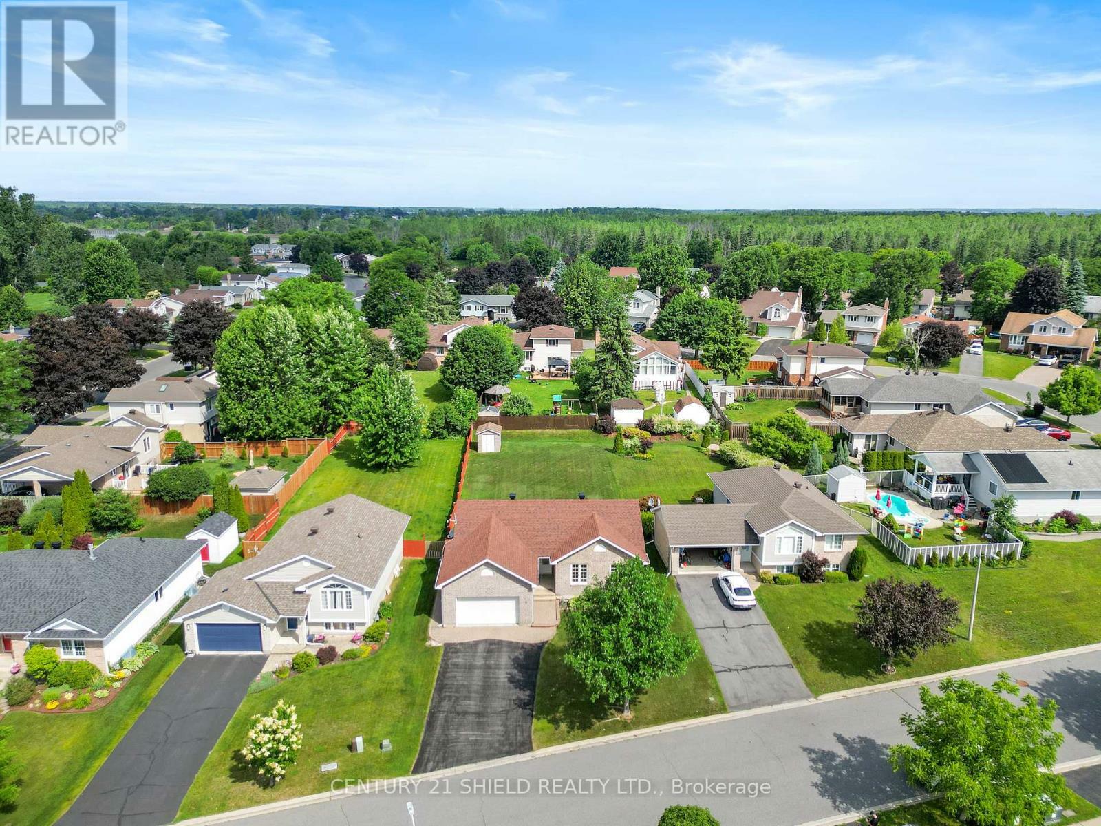 Property Photo: 140 Markell Crescent ON K6H 6X2