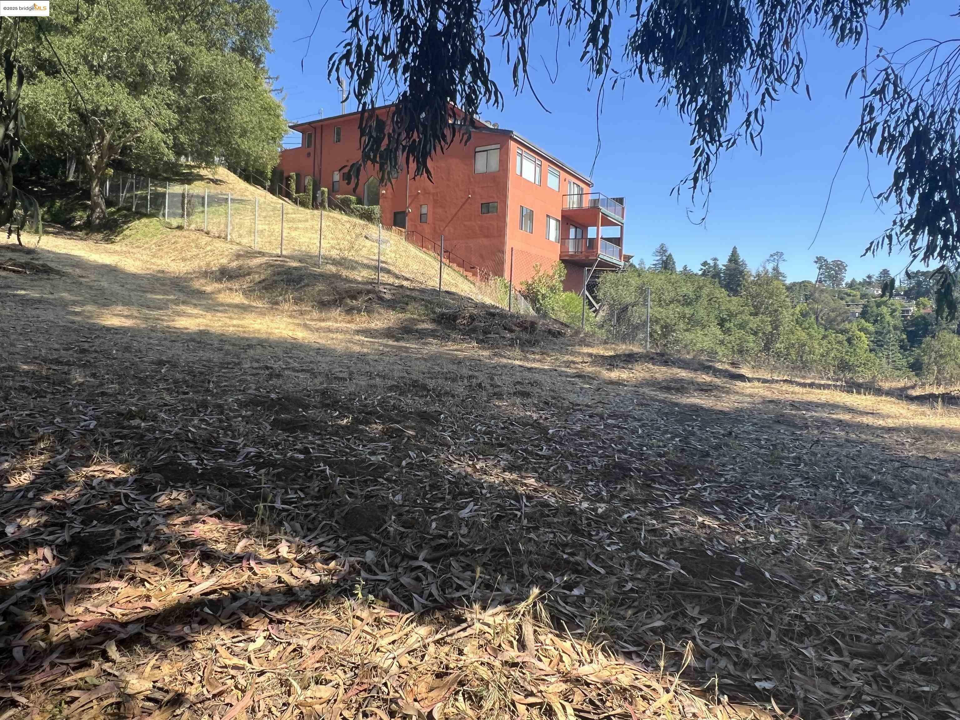 Property Photo:  82 Oakwood Ct  CA 94611 