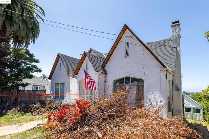 Property Photo:  7541 Outlook Ave  CA 94605