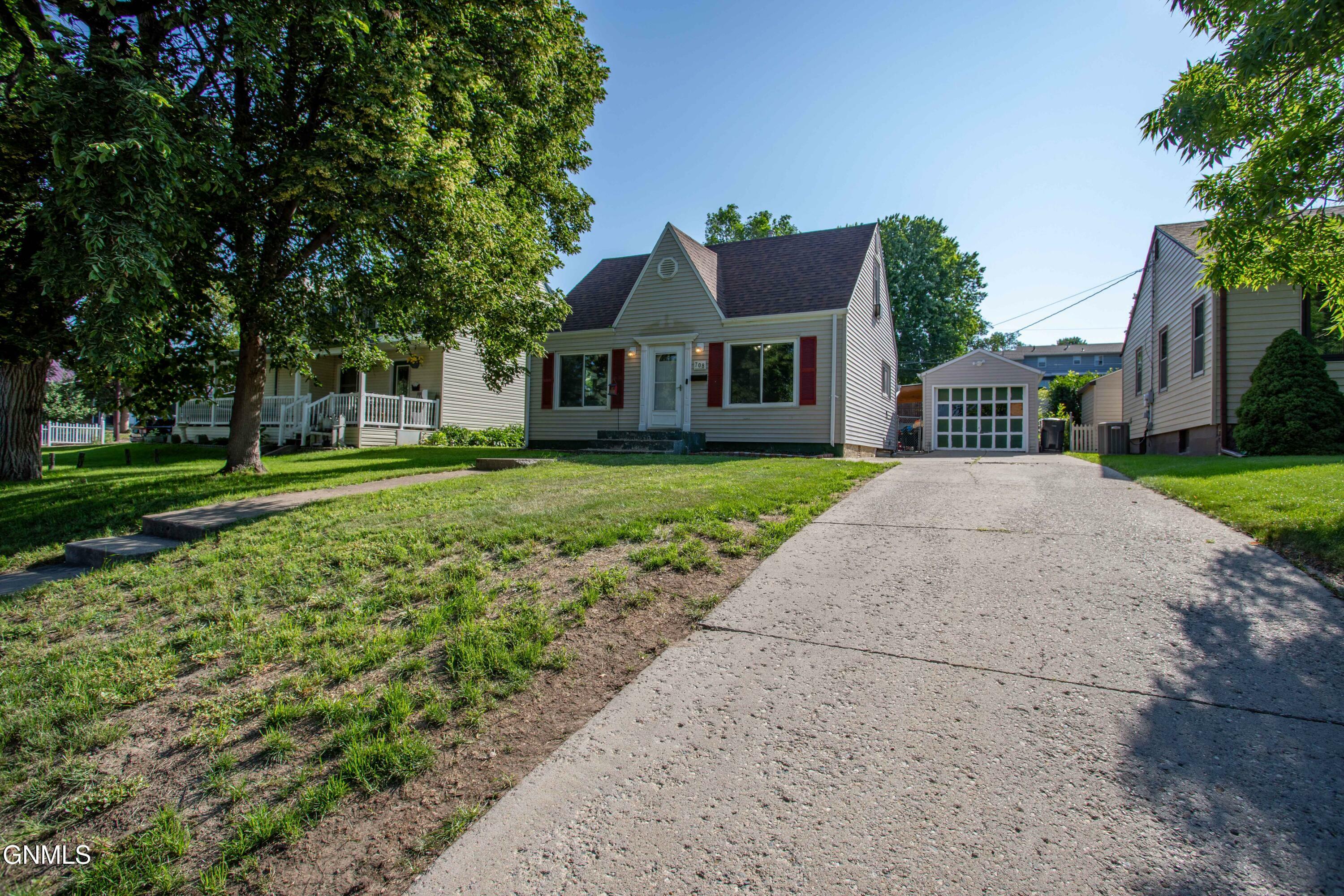 708 4th Avenue NW  Mandan ND 58554 photo