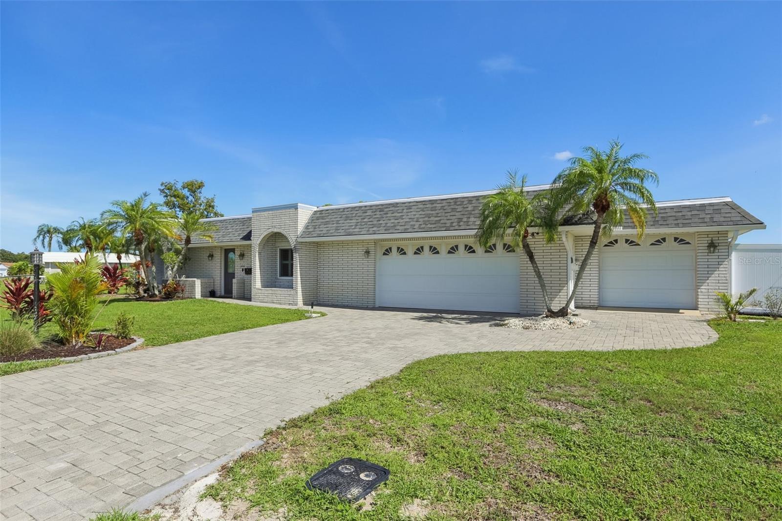 Property Photo:  1717 Danbury Drive  FL 33573 