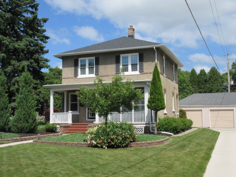 Property Photo:  628 Roosevelt Rd  WI 53044 