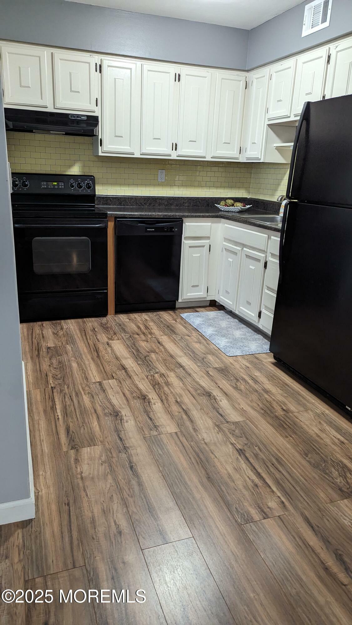 Property Photo:  