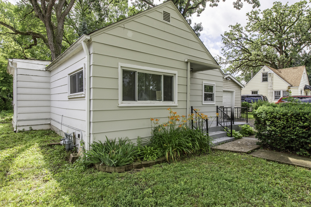 Property Photo:  221 Kenwood Drive  IL 60073 