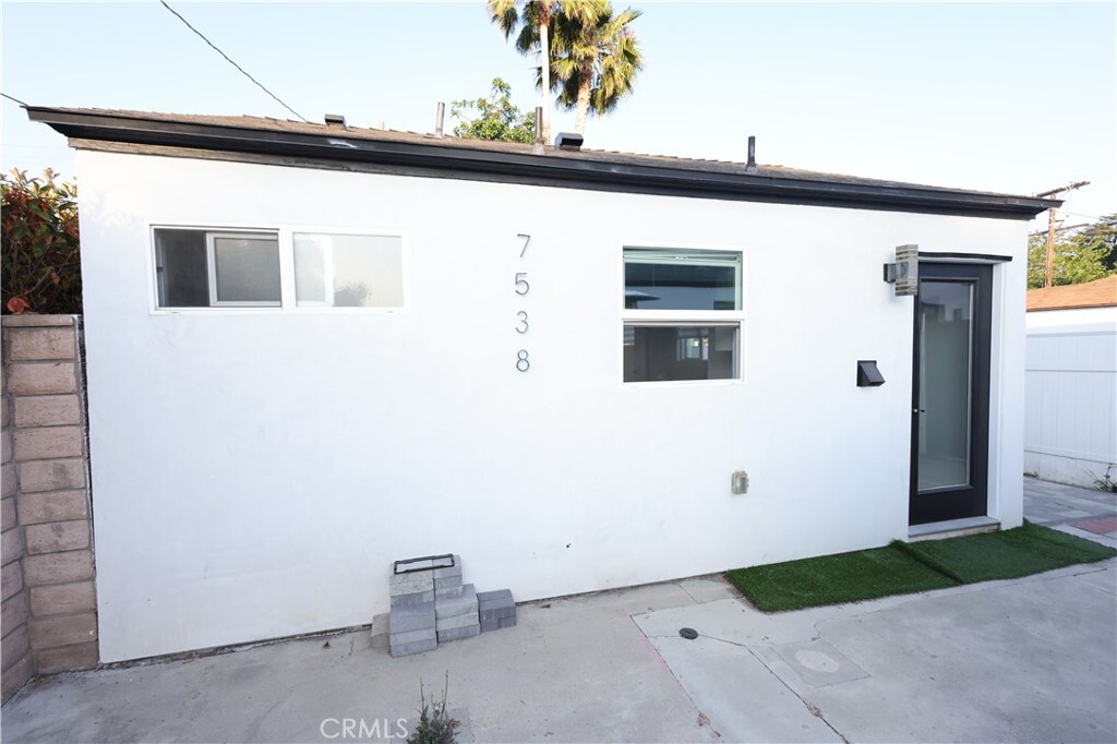 Property Photo: 7538 Gaviota Avenue CA 91406