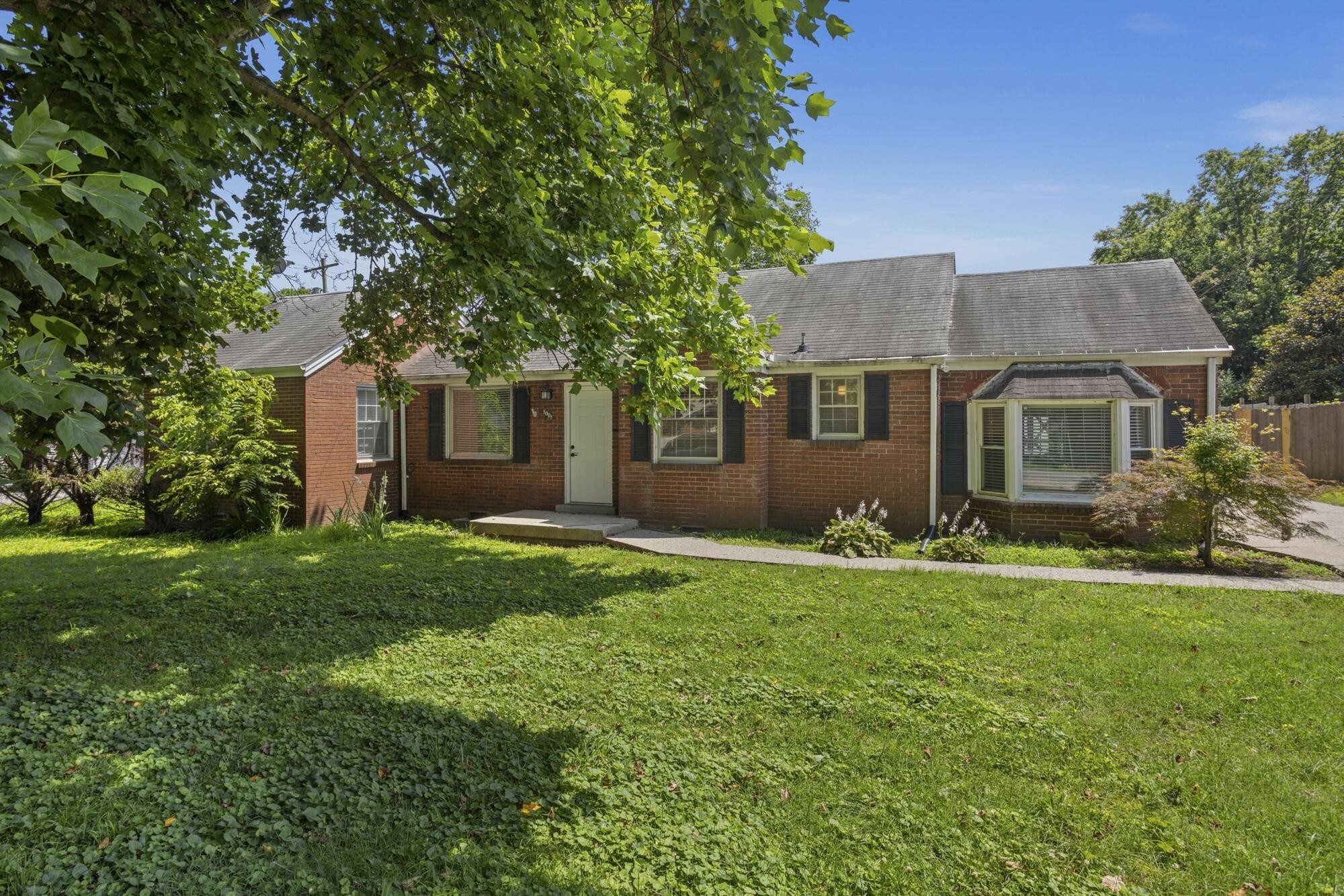 Property Photo: 1001 Horseshoe Dr TN 37216