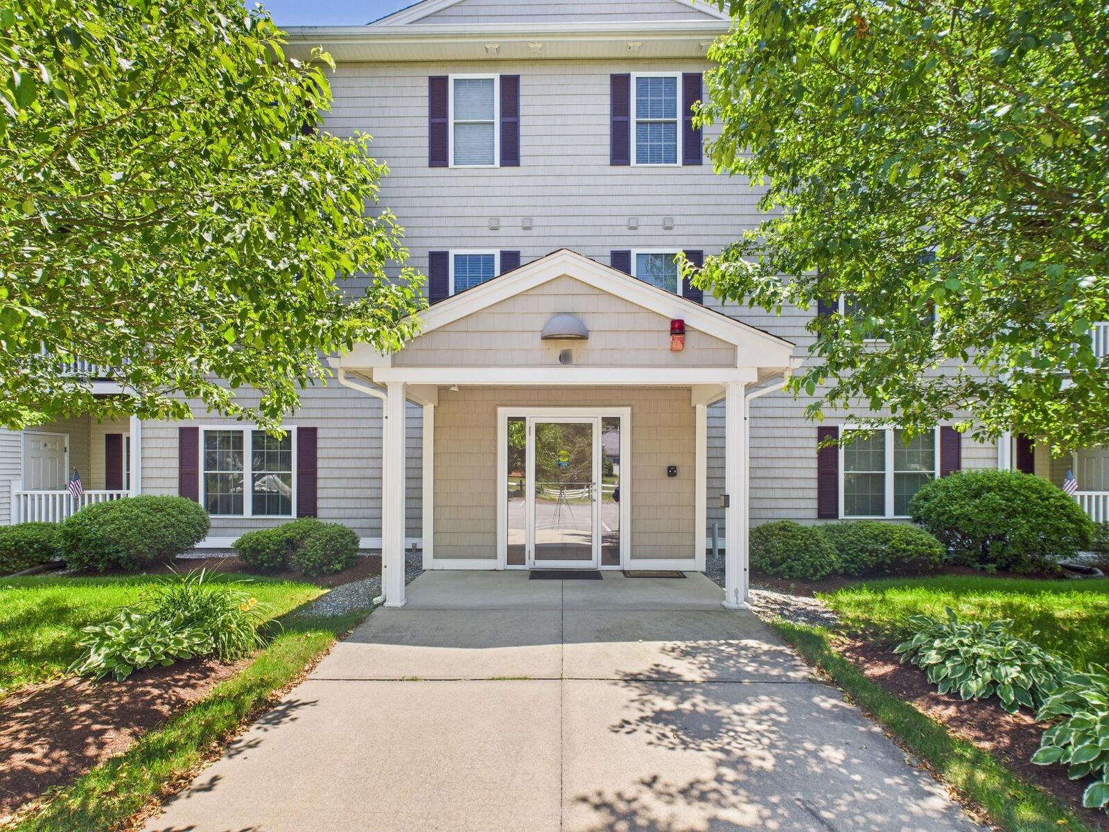 Property Photo: 6 Stearns Lane NH 03054
