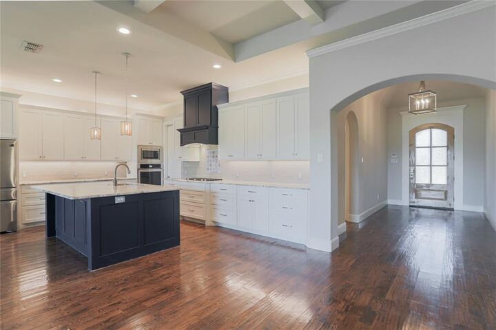 Property Photo:  2410 Prestwick Drive  TX 76065 