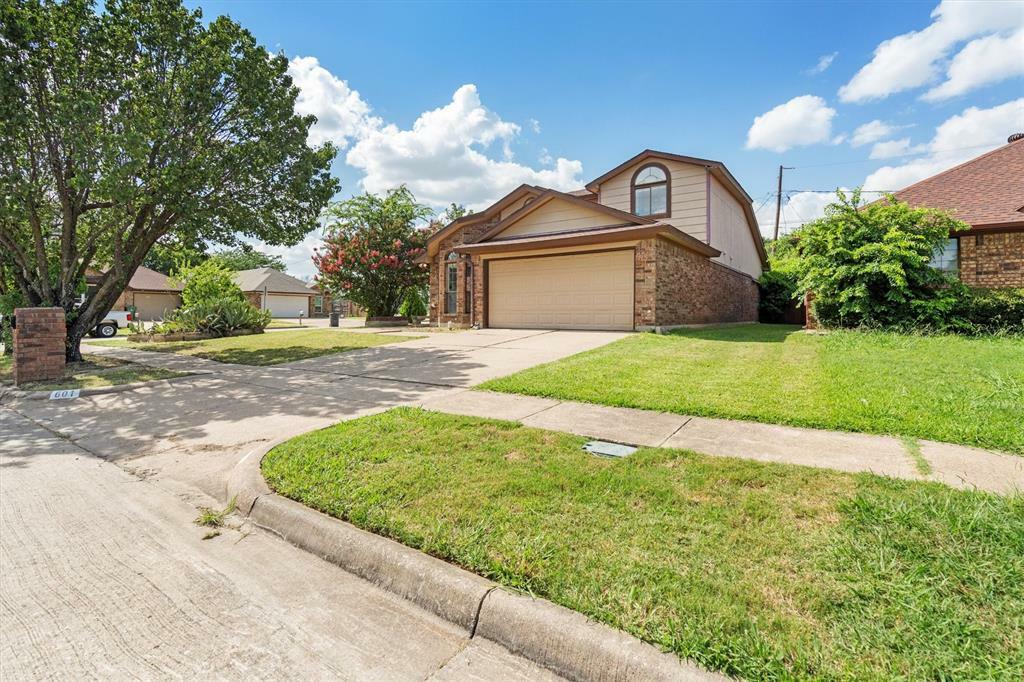 Property Photo: 601 Oakland Hills Drive TX 76018