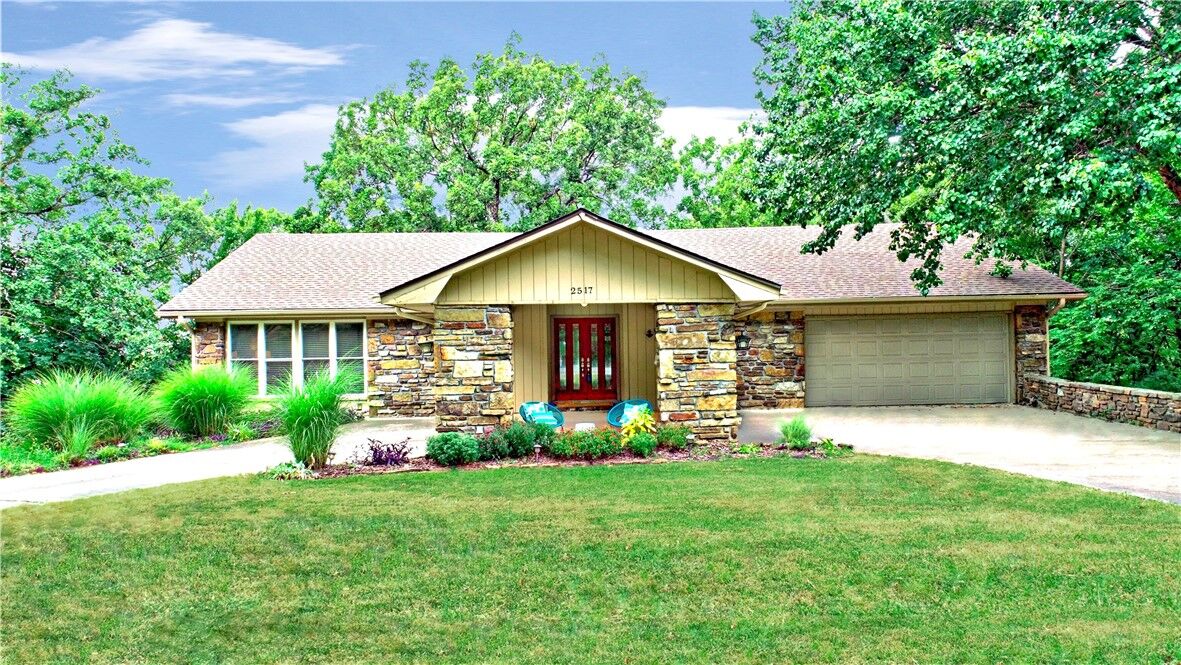 Property Photo:  2517 N Karyn Avenue  AR 72703 