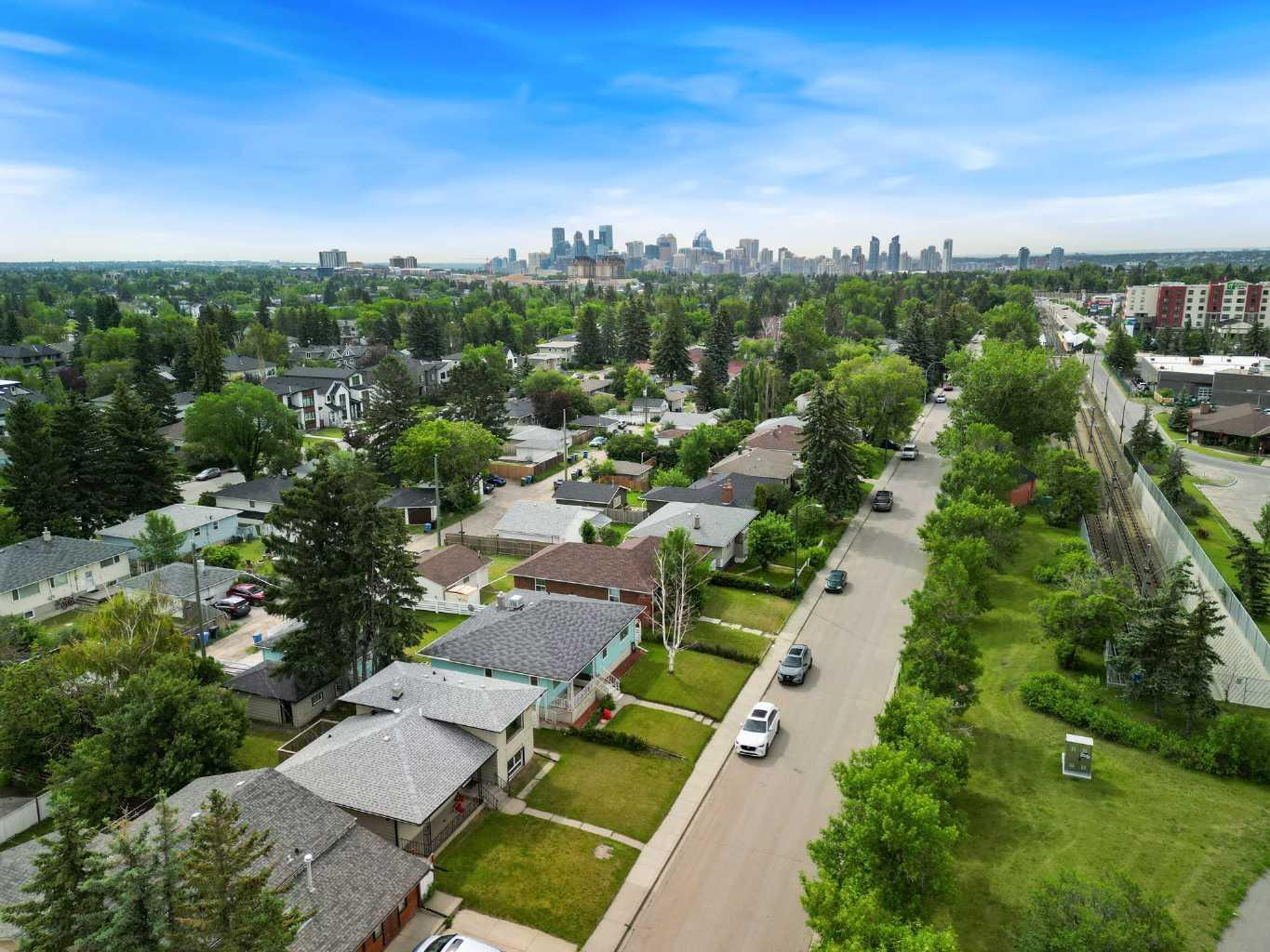 Property Photo: 2472 Capitol Hill Crescent NW AB T2M 4C2