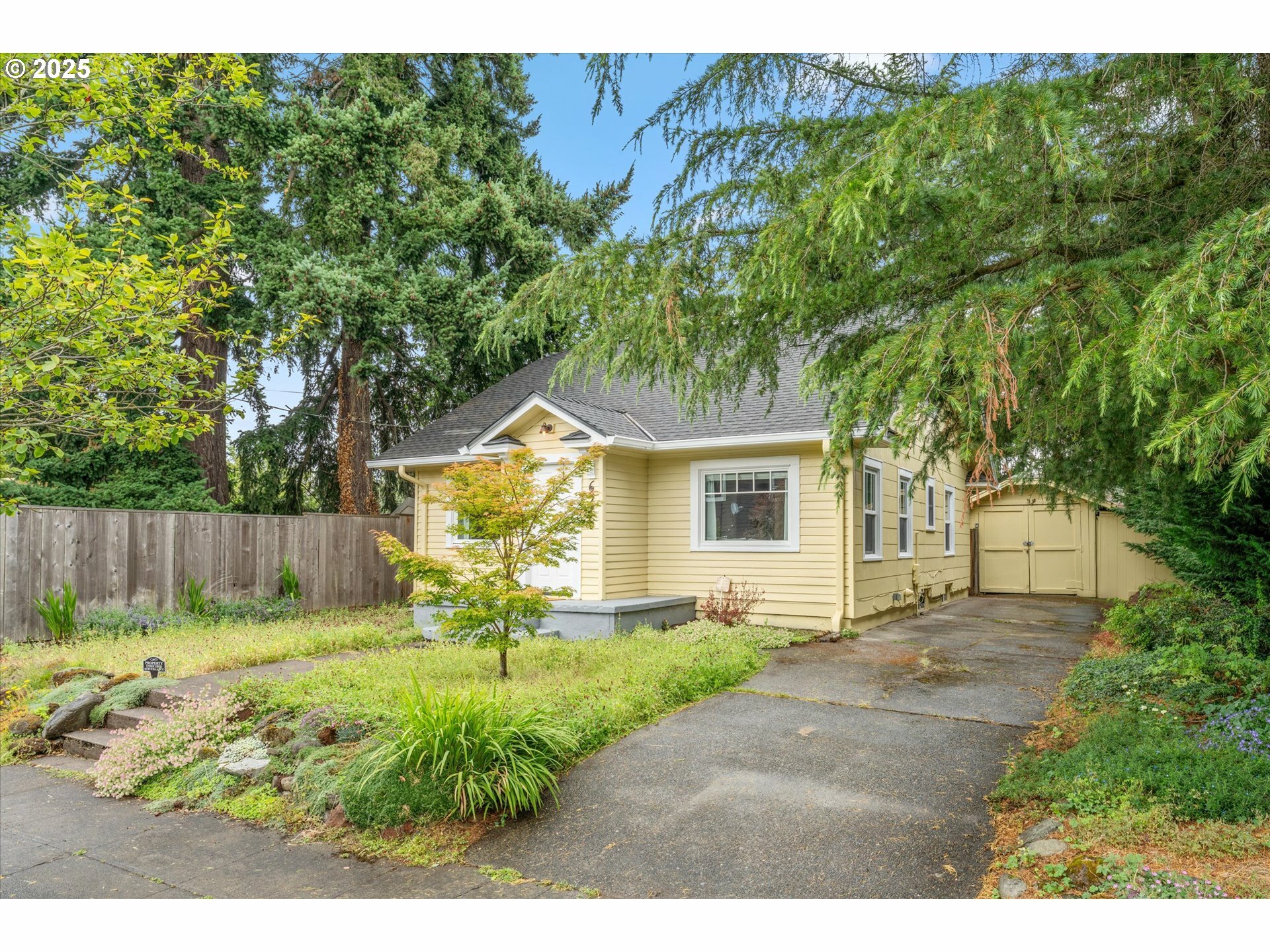 Property Photo: 6926 NE Garfield Ave OR 97211