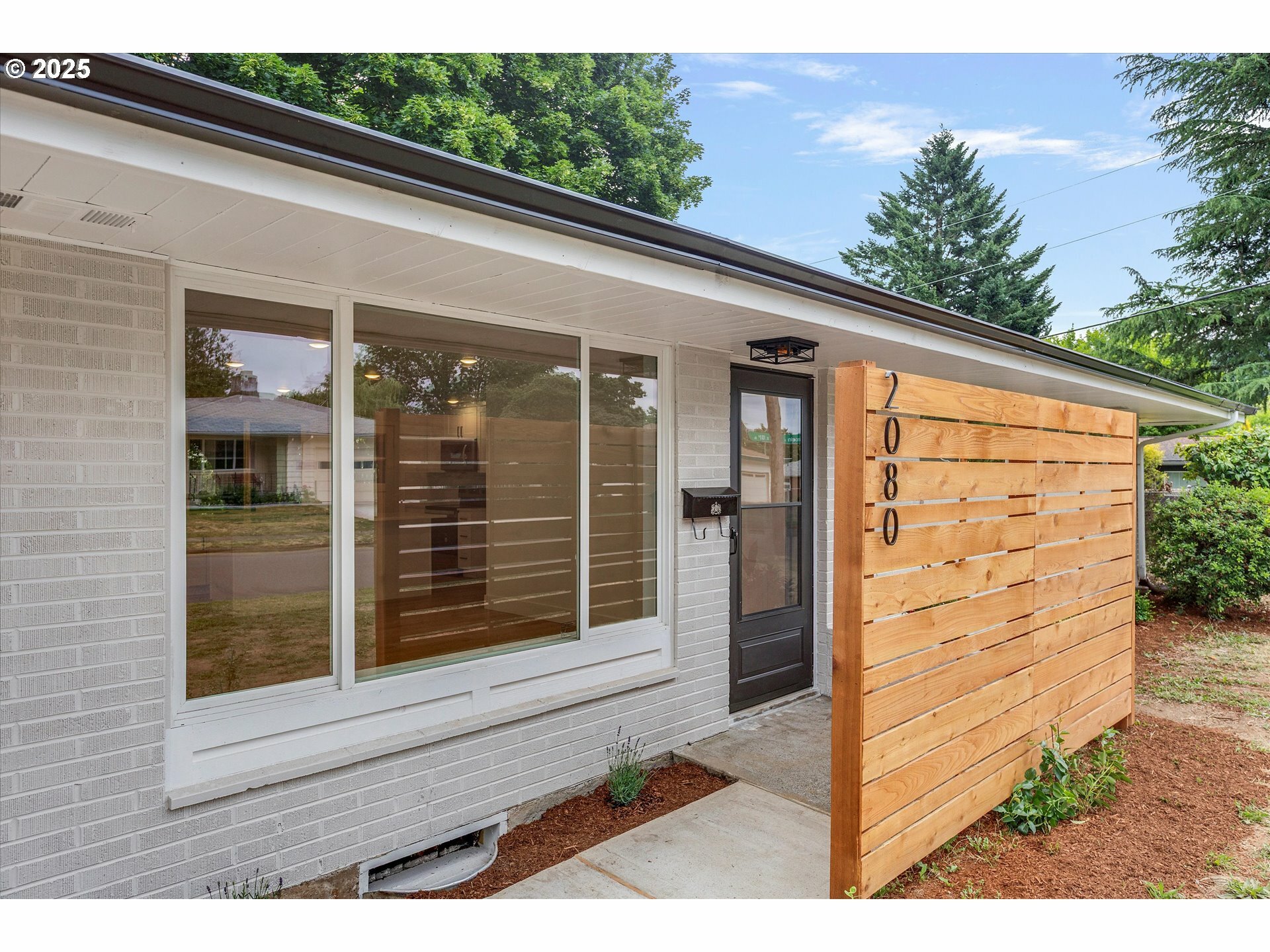 Property Photo:  2080 SE 101st Ave  OR 97216 
