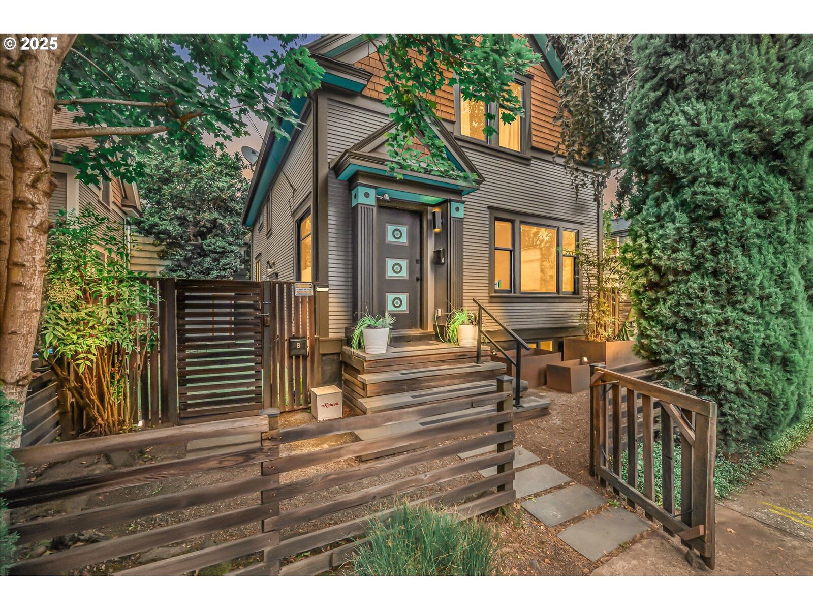 Property Photo:  3083 SE Stark St  OR 97214 