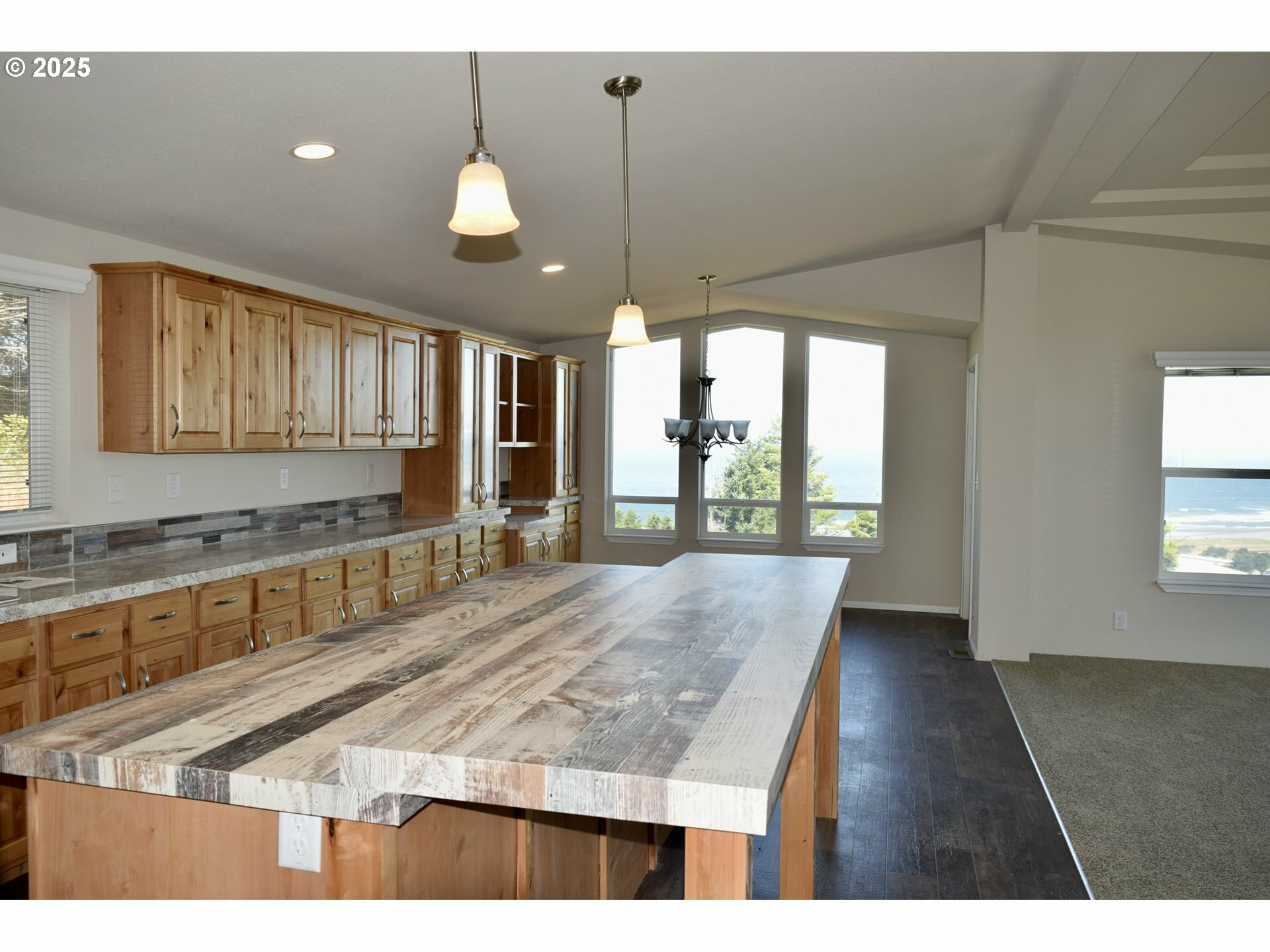 Property Photo: 94250 Seaview Ln OR 97444