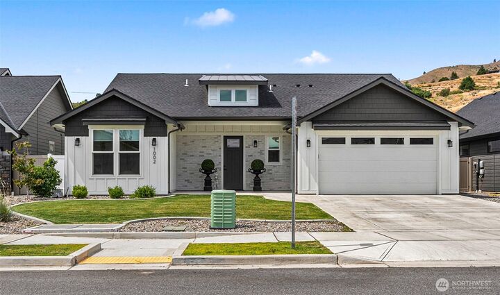 Property Photo:  1002  Racine Springs  WA 98801 