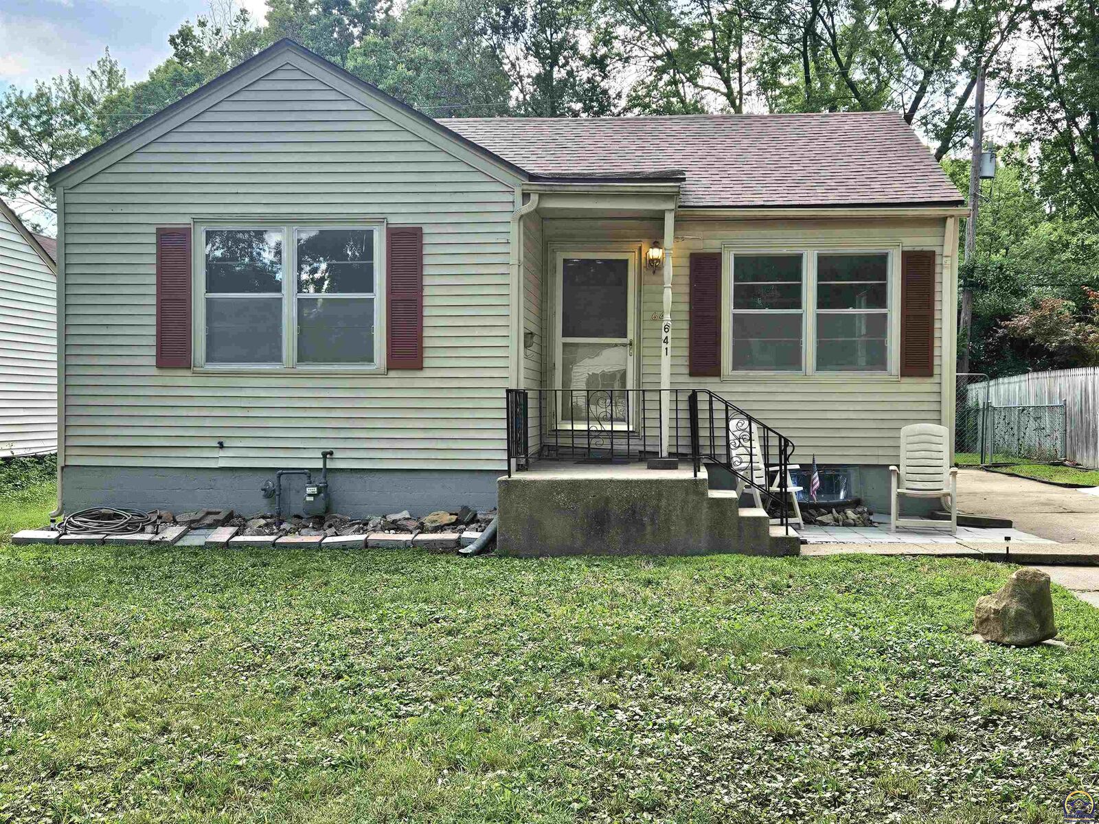 Property Photo: 641 SW Vesper Ave KS 66606