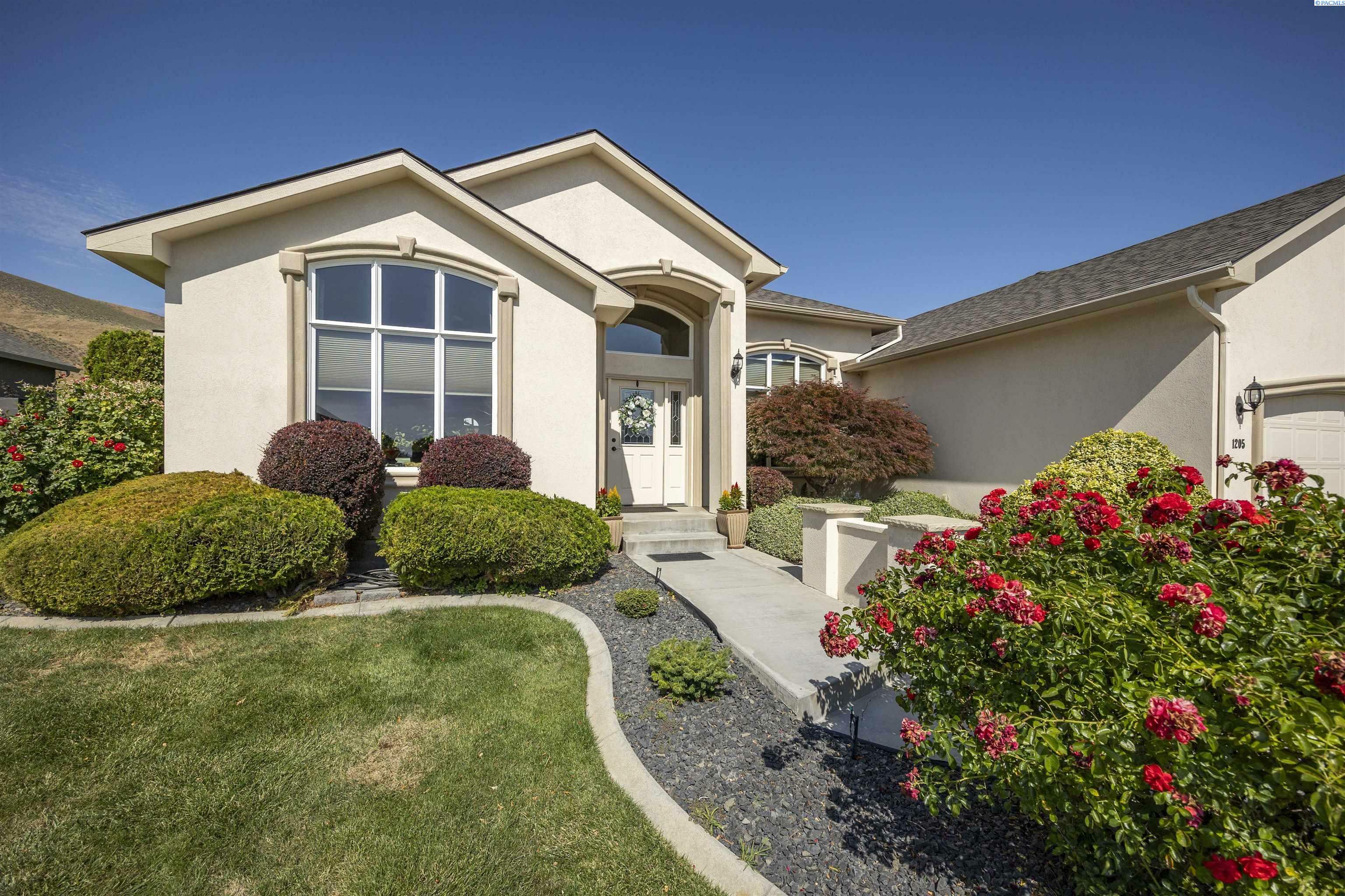 Property Photo: 1205 Plateau Drive WA 99352