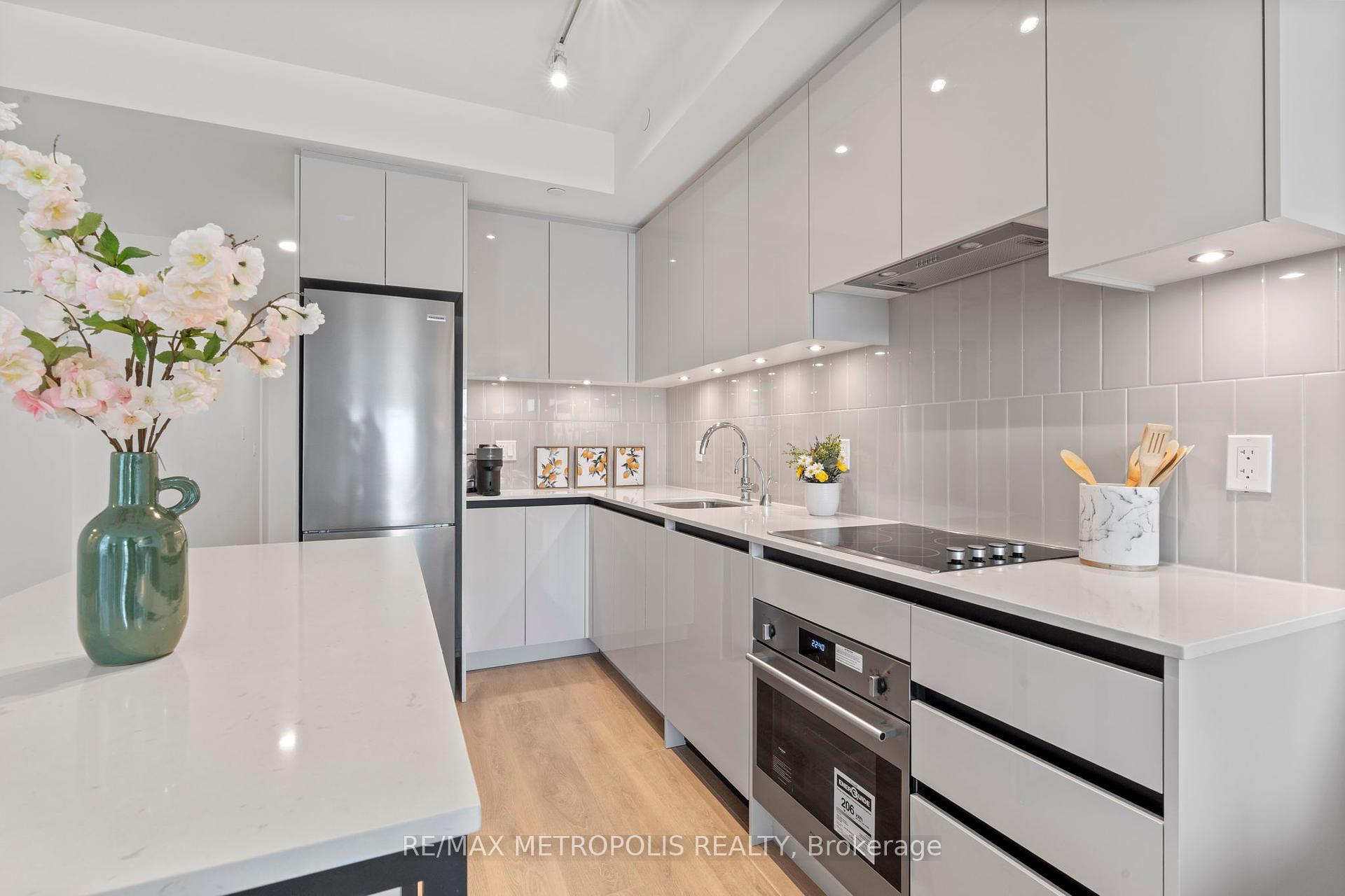 Property Photo:  8 Beverley Glen Boulevard 303  ON L4J 0L5 