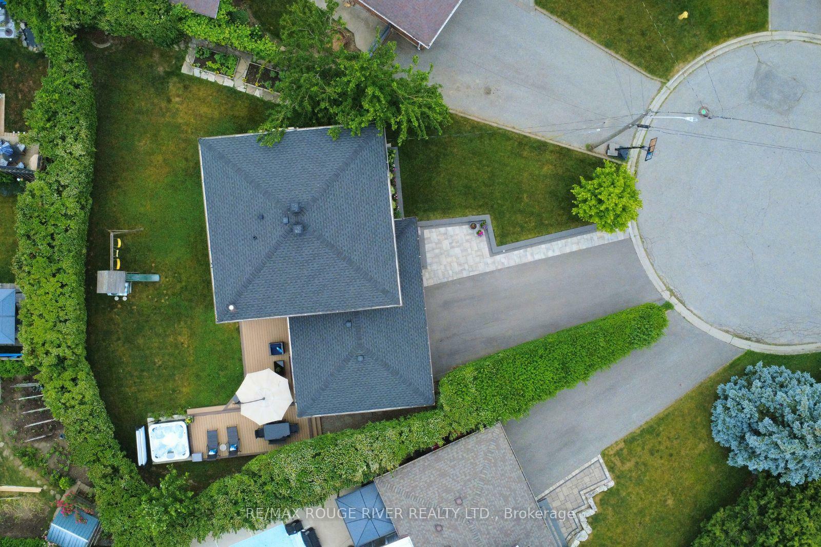 Property Photo:  821 Hanworth Court  ON L1W 2K6 
