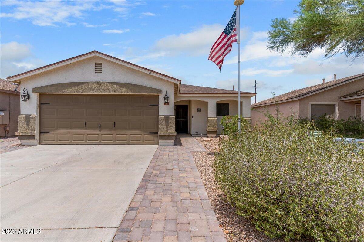 Property Photo: 1046 E Silversmith Trail AZ 85143