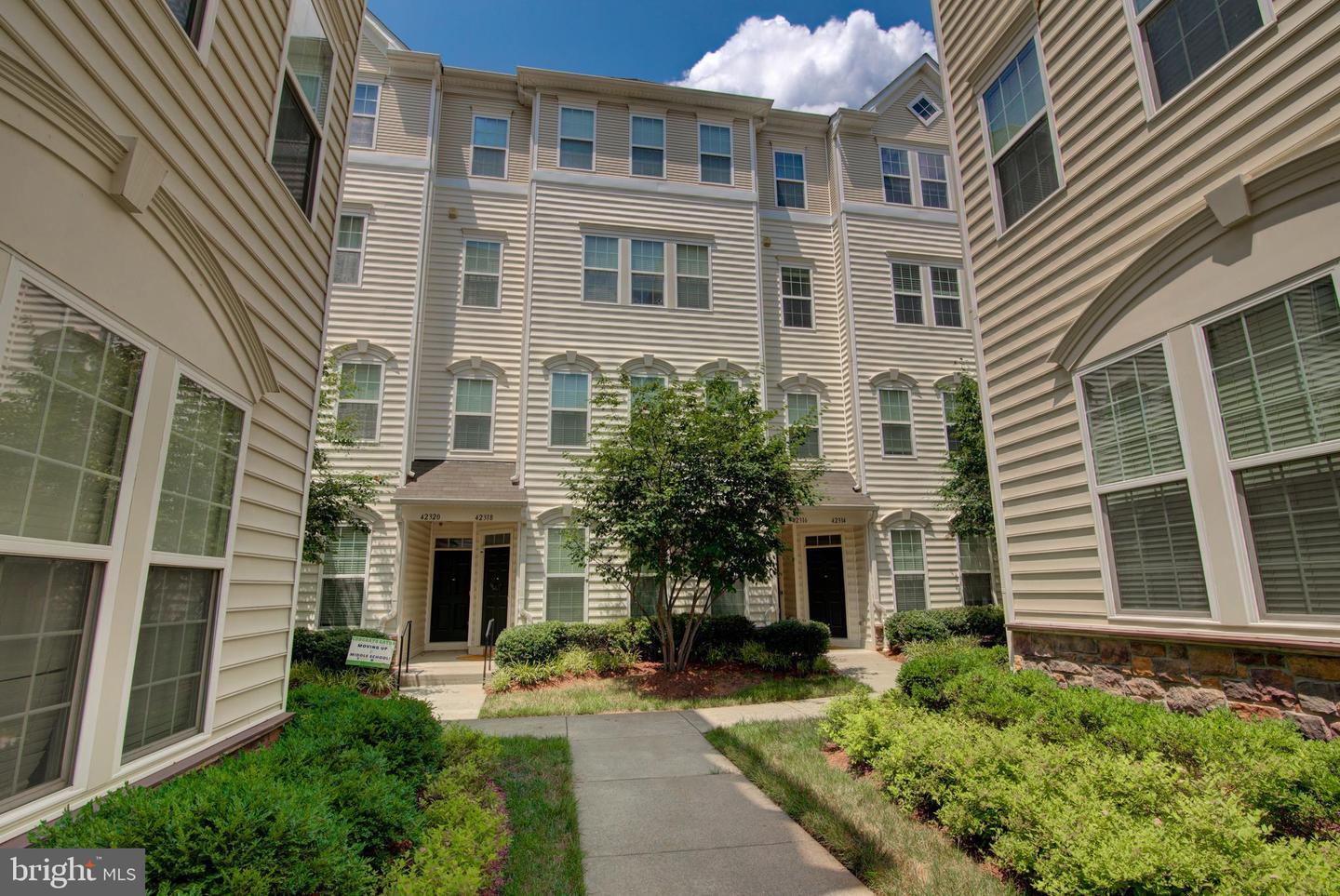 Property Photo: 42316 San Juan Terrace VA 20105