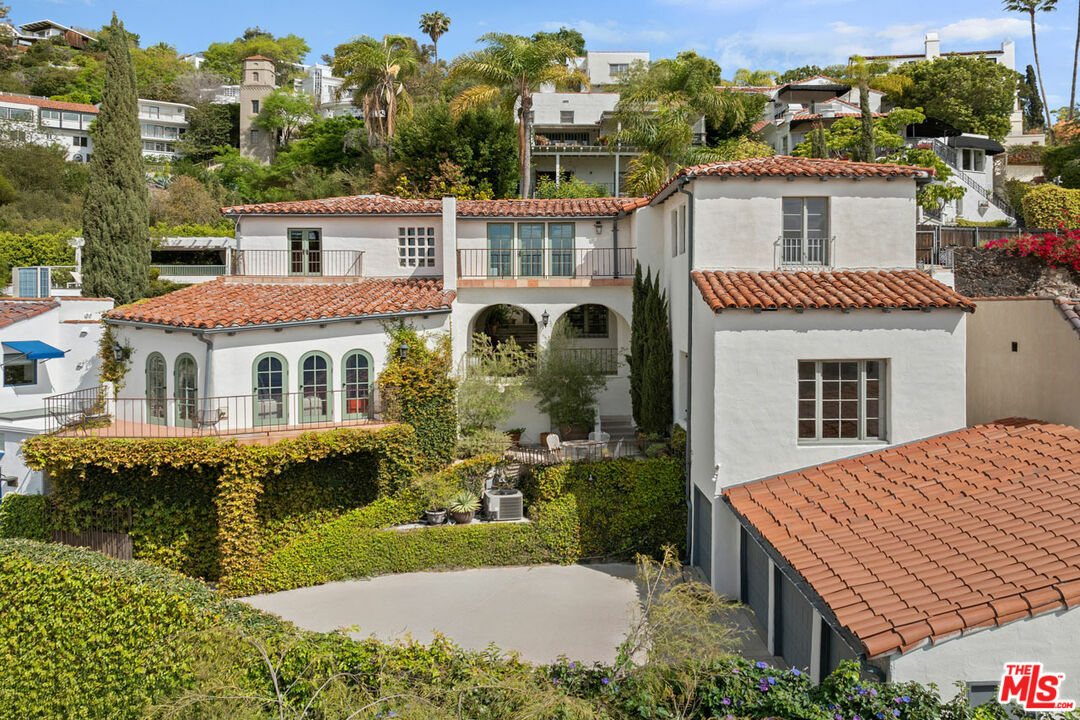 Property Photo: 6856 Los Altos Pl CA 90068