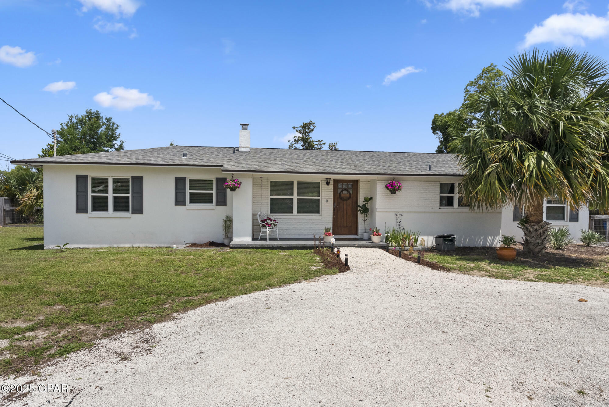 Property Photo: 905 E 2nd Plaza FL 32401